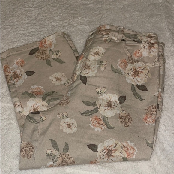 Gloria Vanderbilt Denim - Gloria Vanderbilt Beige Floral Women's Capris.  Size 14.